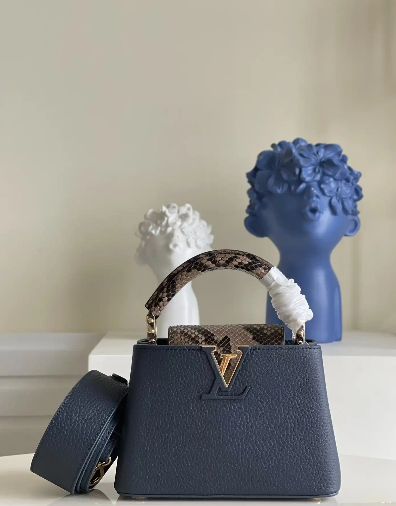 VUITTON LOUIS MINI CAPUCINES 0528